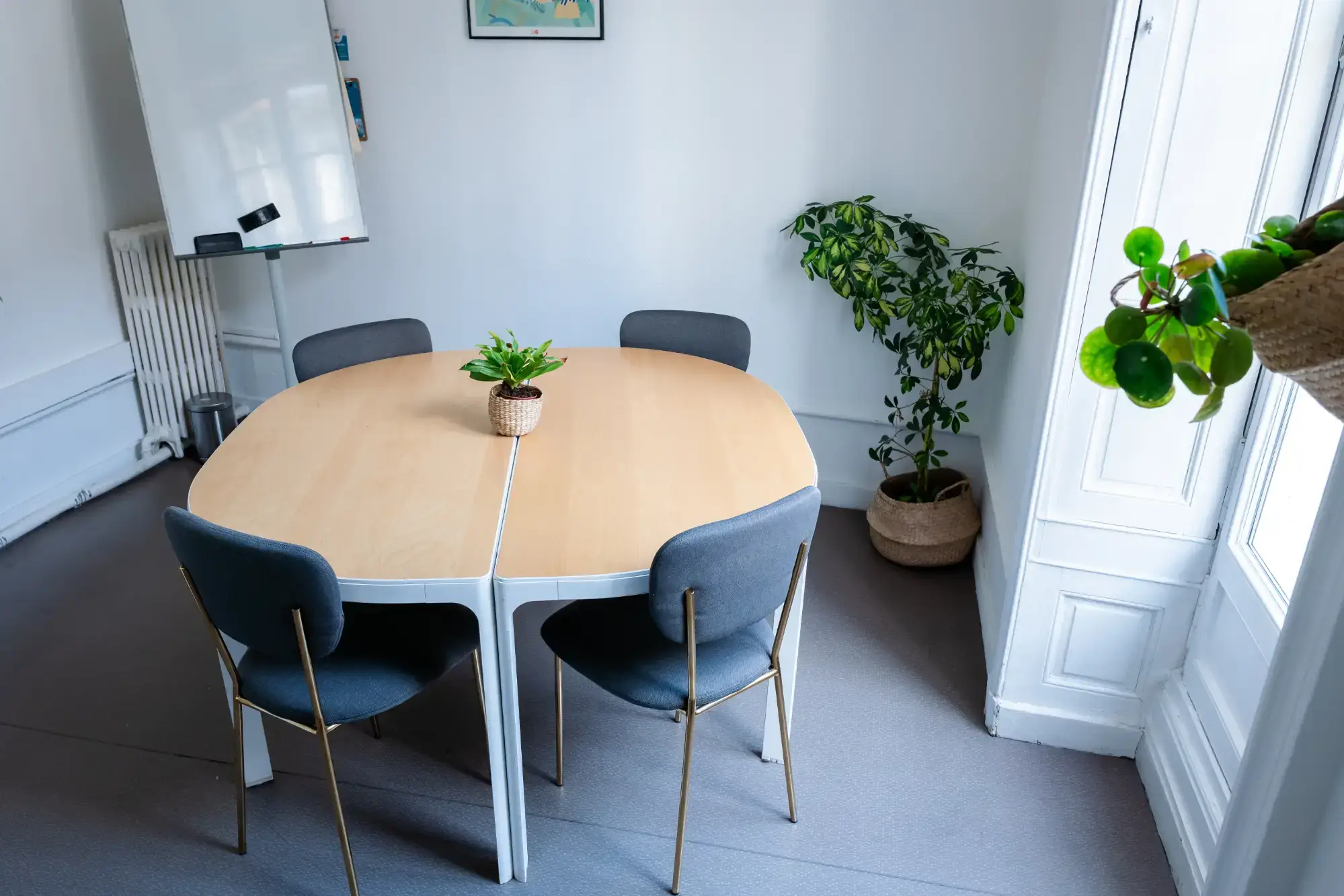 Petite salle de réunion pour 4 personnes, La Cordée coworking Nantes Petite salle de réunion pour 4 personnes, La Cordée coworking Nantes