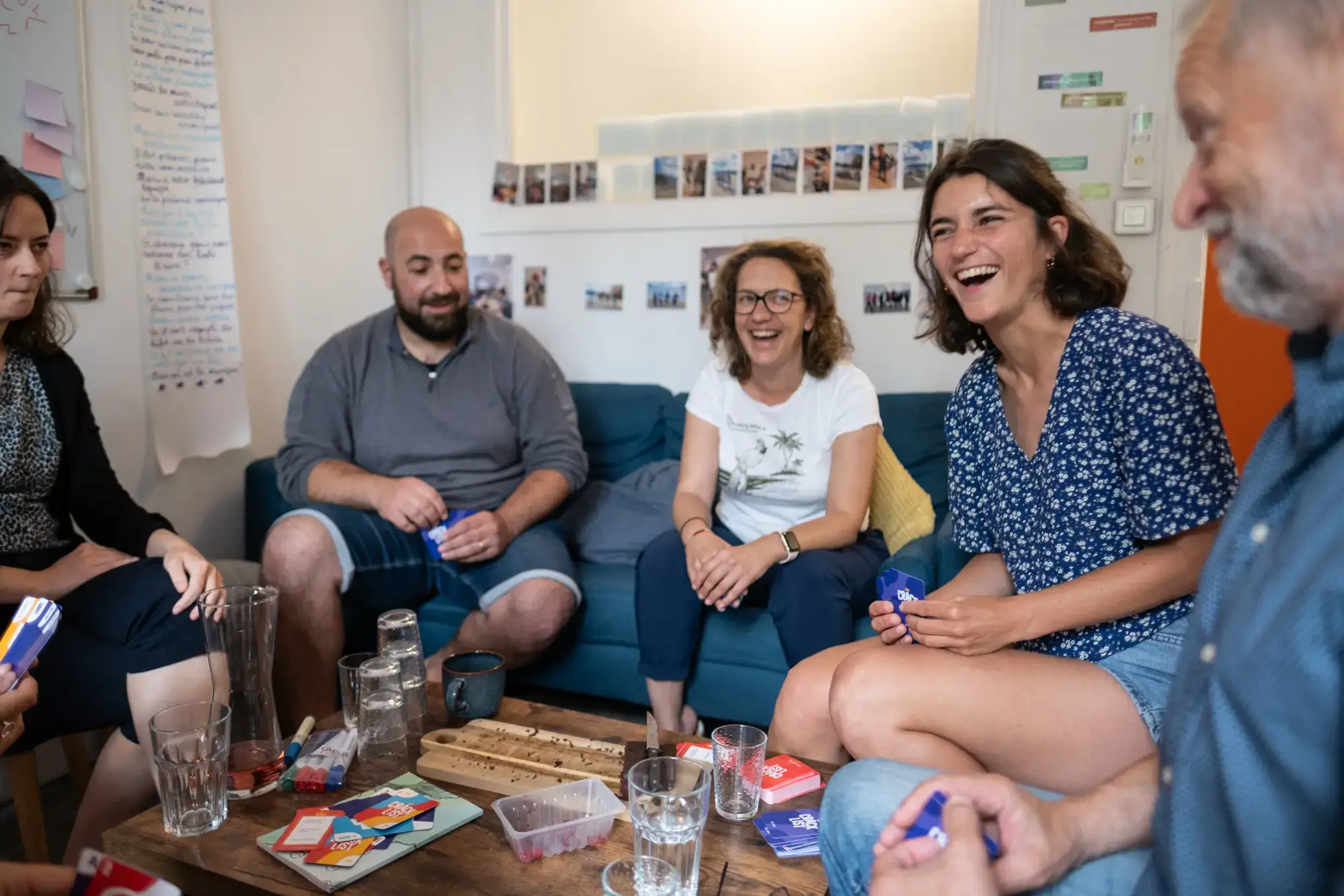 Pause conviviale entre coworkers, espace proche gare d'Annecy Pause conviviale entre coworkers, espace proche gare d'Annecy