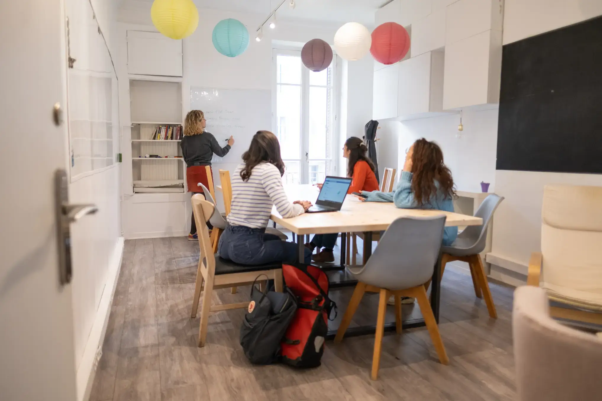 Salle de réunion pour 14 personnes avec tableau blanc, La Cordée coworking Annecy - gare Salle de réunion pour 14 personnes avec tableau blanc, La Cordée coworking Annecy - gare