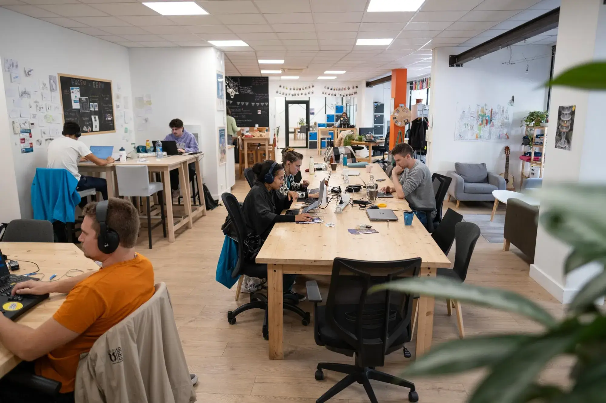 Coworkers travaillant dans l'open space, La Cordée coworking Villeurbanne