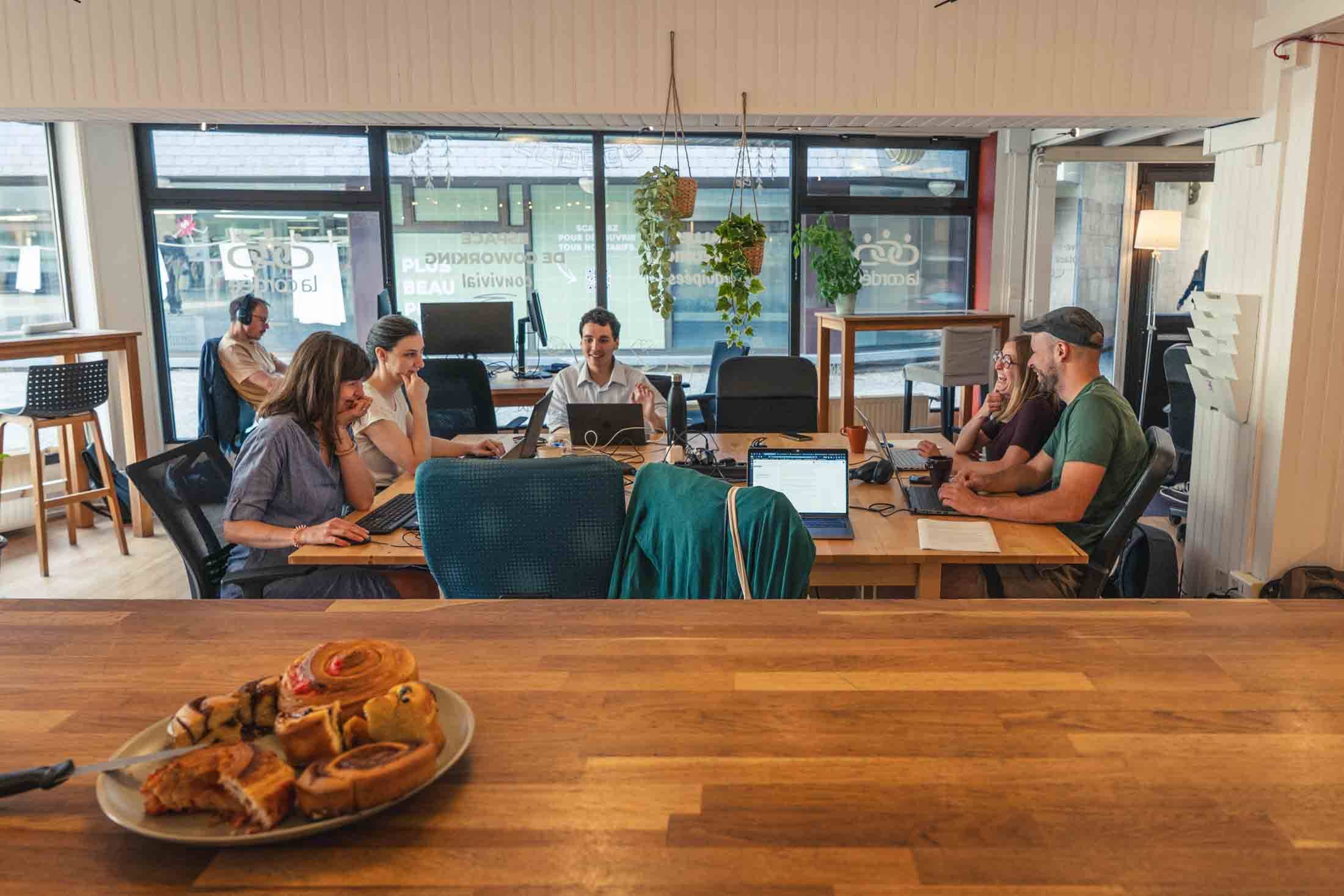 Espace de coworking convivial avec bureaux attitrés