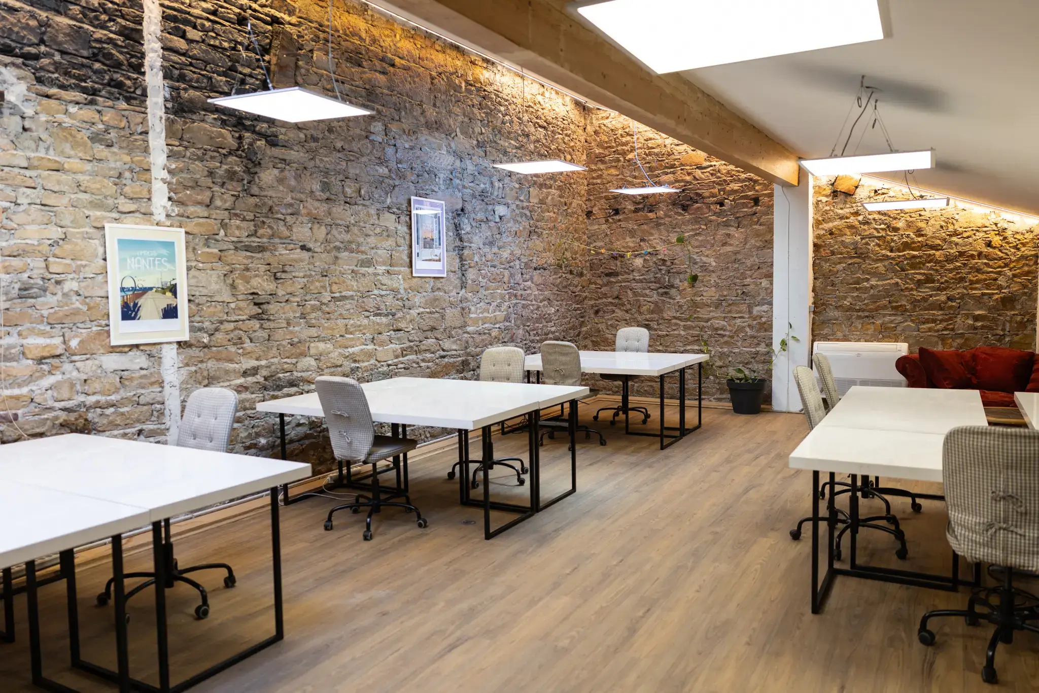Espace de travail calme aux murs en pierre et poutres apparentes, La Cordée Lyon 9e Vaise
