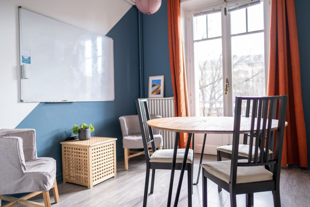 L'intimiste salle Mont Veyrier accueillera vos entretiens en tête-à-tête ou vos réunions en petit comité à La Cordée coworking, Annecy.