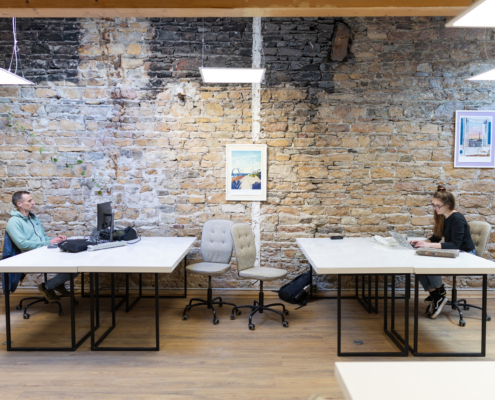Bureaux fixes dans la spacieuse mezzanine de La Cordée Valmy
