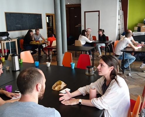 Photo de personnes en train d'échanger à table - La Cordée