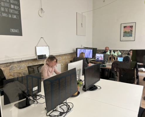 Bureaux à partager avec plusieurs équipe sous la verrière de La Cordée Paris