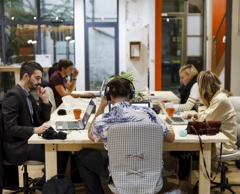 Photo de personnes en train de travailler dans un espace de coworking