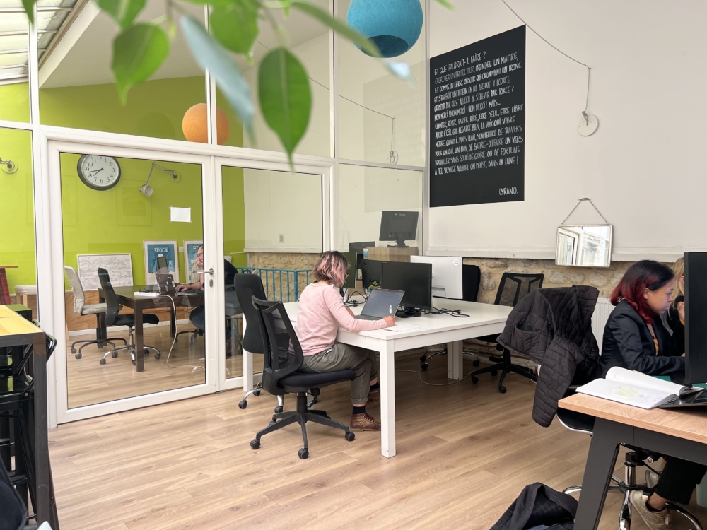 Espaces de travail attitrés sous verrière au calme
