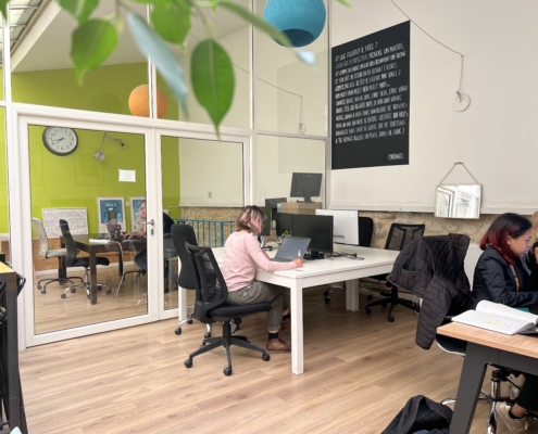 Espaces de travail attitrés sous verrière au calme