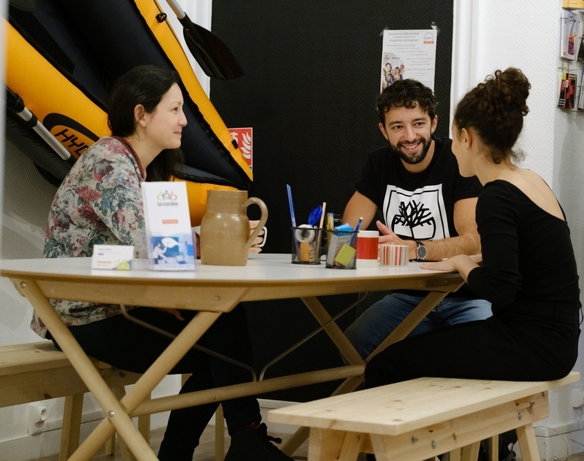 Photographie de la Cordée Nantes Sur Erdre personnes discutant autour de la table